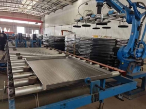 f_670879622cd7f7fe987537a7e52cbe4a.jpeg 三轮车一体底板设备