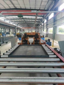 f_8cecabf5ca3f3cf74b36e23697b2a410.jpeg 摩托车一体底板设备