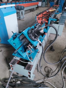 f_971ed6f6eb0f84152e5b22ecdbc5f498.jpeg 电动三轮玻璃导轨设备