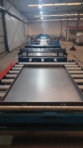 f_a72c29af0048534613b24998e36ab334.jpeg 三轮车一体底板设备