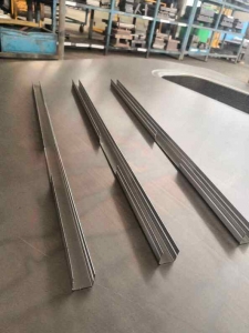 f_c3bb796e3b562a35360bdfe5ce6847bd.jpeg 汽车玻璃导轨型材